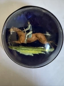Antica spilla vittoriana corsa cavallo e fantino retro dipinto su pesante vetro a cupola - Foto 1 di 6
