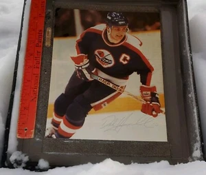 DALE HAWERCHUK HOF SIGNED AUTOGRAPHED NHL 8X10 PHOTO 📸 WINNIPEG JETS NO COA - Picture 1 of 10