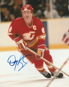 FOTO DE COLECCIÓN FIRMADA POR DOUG RISEBROUGH CALGARY FLAMES CAPITÁN 8x10 autógrafo PRUEBA - Imagen 1 de 2