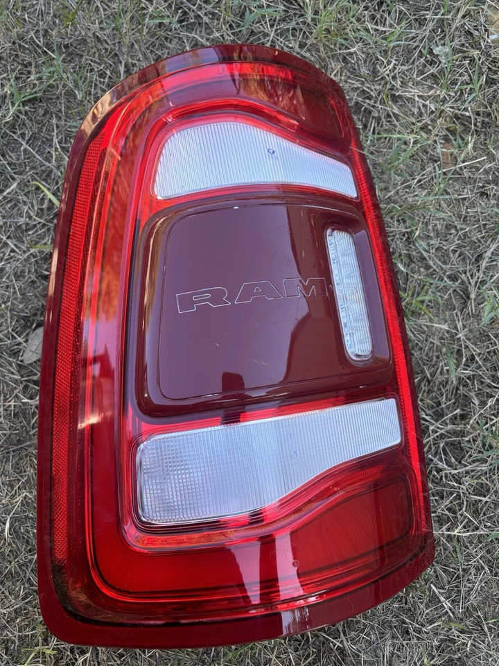 Dodge Ram 2500 3500 2019-2024 luz trasera LED derecha pasajero derecho con punto ciego OEM Foto 1 de 4