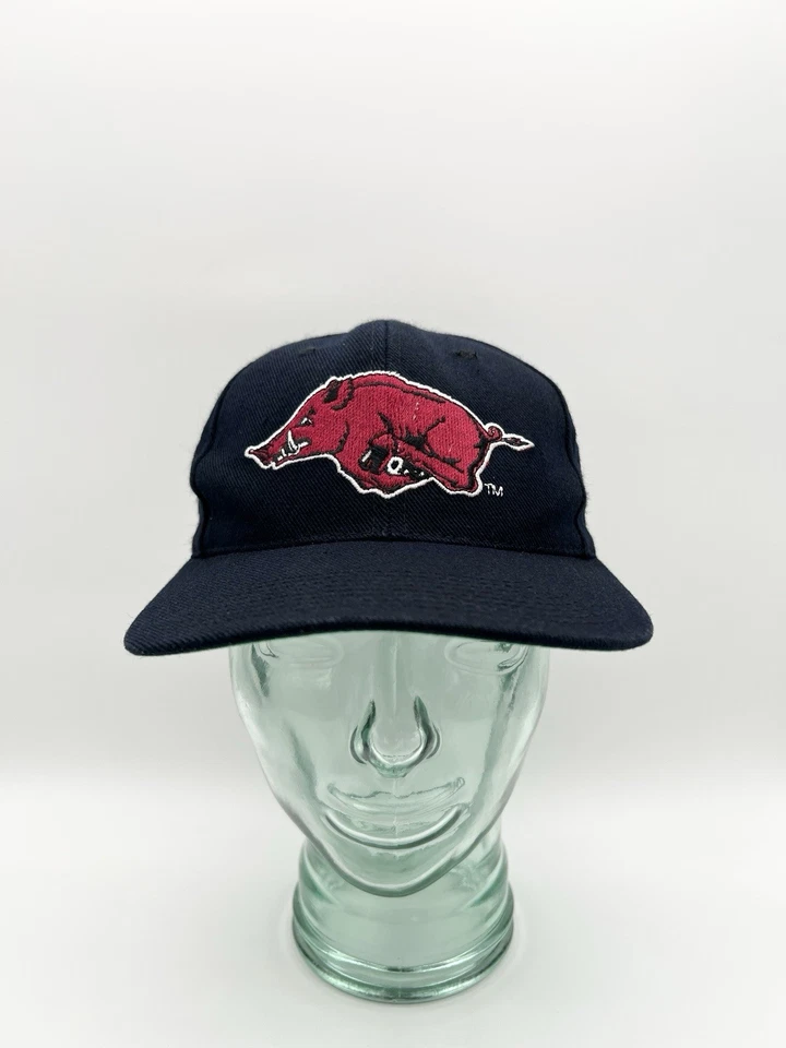 De colección Años 90 Arkansas Razorbacks Sombrero Deportes Especialidades Script Logo Snapback Gorra Foto 1 de 4