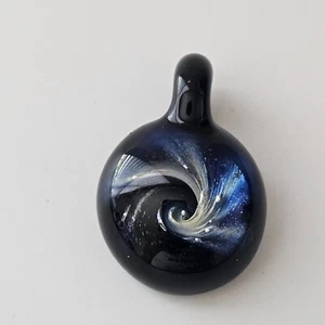 Mundgeblasener Kunstglas Anhänger Künstler signiert Spirale Galaxie Weltraum - Bild 1 von 6