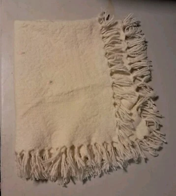 Manta con flecos vintage de lana marfil tejida rosa brote detalles florales para cuna de bebé  Foto 1 de 4