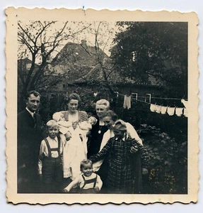 Portrait famille dans le jardin  - photo ancienne an. 1950 - Picture 1 of 1