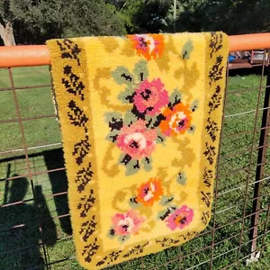 Floral Latch Hook Rug Wall Hanging 25x29 Jandmade MCM VTG - Picture 1 of 3
