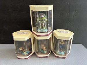 (4) DISNEY... KLEINES KÖNIGREICH.. ""SPIELZEUGGESCHICHTE""..BUZZ, WOODY, SLINKY DER HUND UND HAMM - Bild 1 von 5