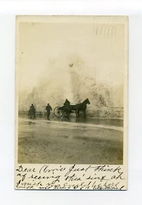 Cartolina Boston MA 1907 RPPC foto cartolina, cavallo, persone inzuppate surf pesante - Foto 1 di 2