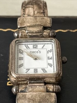 Reloj de cuarzo Chico's para mujer CH-201 esfera blanca tono plata brazalete 6 1/2" Foto 1 de 4