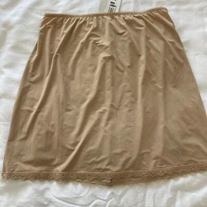 BNWT M&S Mini 16” Waist Slip UK 8 Rose Beige Cool Comfort Breathable Sprin - Picture 1 of 5