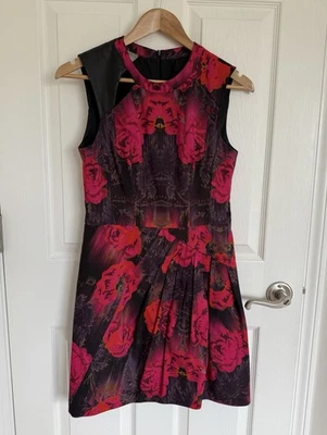 Nanette Lepore Fit And Flare 无袖玫瑰印花皮革装饰连衣裙 4 码 — 第 1/4 张图片