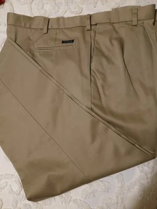 Dockers Signature Khaki Classic Fit D3 khaki Hose mit Bundfalten vorne; Größe 44 x 30 - Bild 1 von 4