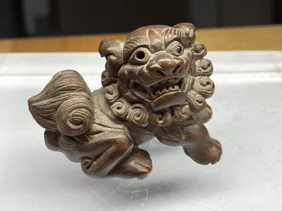 Antigua talla en madera de león Netsuke grabada con incrustaciones de vidrio ojos firmada Foto 1 de 4