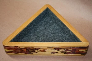 "Bandeja de dados triangular hecha a mano con conjunto de dados rojos - "La gran conflagración" - Imagen 1 de 12