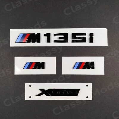 Juego de insignias negras brillantes M135i xDrive para emblema BMW M Power Foto 1 de 4