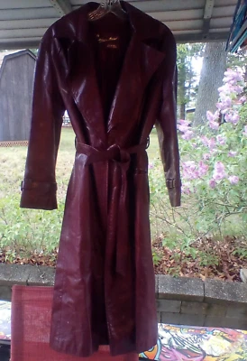 Gabardina larga de cuero rojo borgoña Etienne Aigner vintage años 70 80 talla 14 Foto 1 de 4