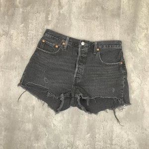 Levis 501 Jean Shorts Women's 32 Black High-Rise Cut Off Distressed Booty Y2K - Picture 1 of 9