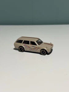 1971 71 Datsun 510 Bluebird Wagon Sammlerstück Maßstab 1:64 Diecast Diorama Modell - Bild 1 von 6