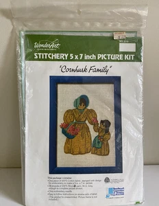 Vintage NOS 5" x 7" Crewel Hefterei Kit Cornhusk Familie Stickerei WonderArt #5112 - Bild 1 von 8