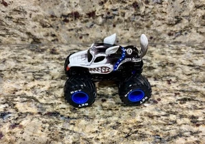 Spin Master Monster Jam Mutt HUSKY Truck New 1:64 - Picture 1 of 5