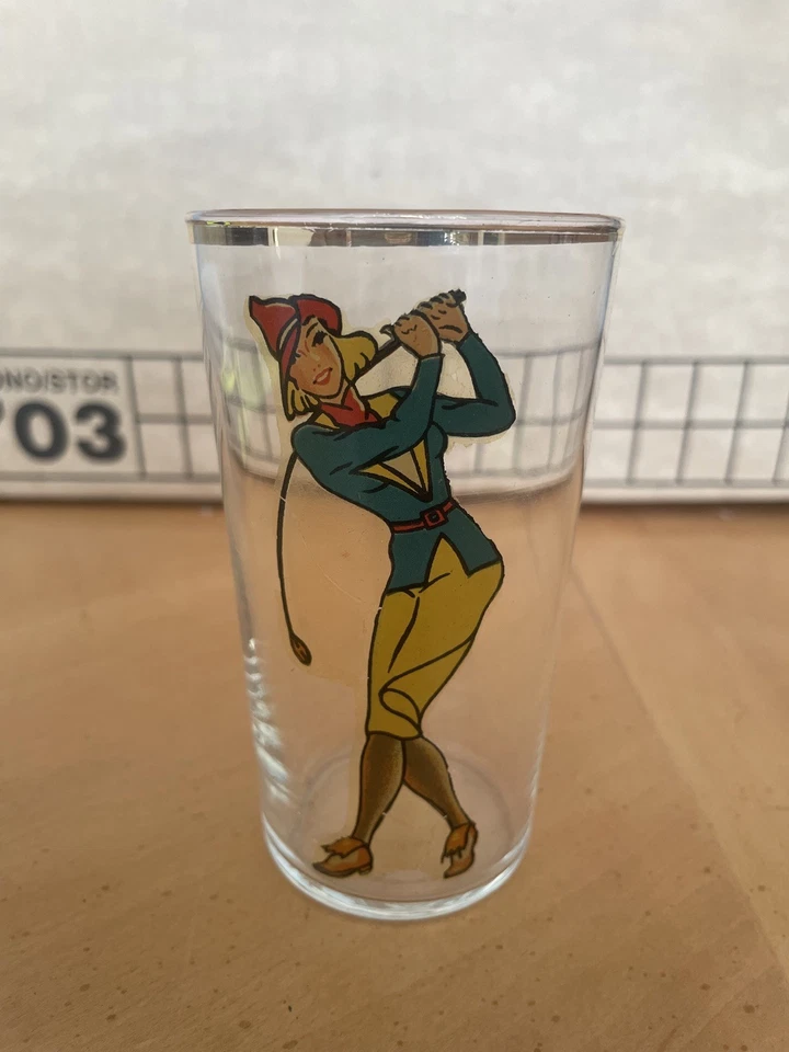 Vaso de beber vintage Peek-A-Boo desnudo arriesgado novedad con mujer jugando al golf Foto 1 de 4