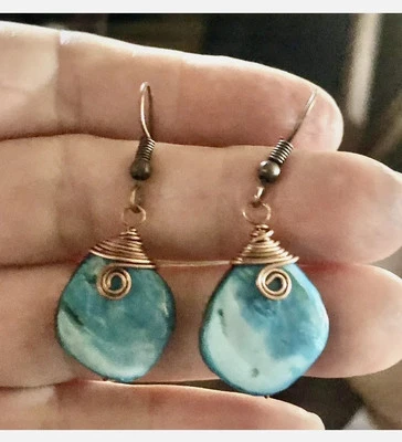 Pendientes Artesanales Hechos a Mano Envoltura de Alambre Madreperla Regalo Azul Boho JMes Joyería Foto 1 de 4