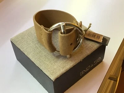NUEVO CON ETIQUETAS Uno de 50 Brazalete "Watt's Up" Gamuza Tostada/Plateado" $125 Foto 1 de 4