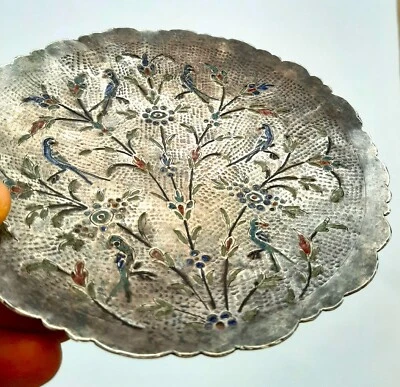 Antiguo plato de esmalte de plata persa, pájaros, flores, árboles Foto 1 de 4