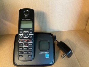 Motorola land line cordless phones with 4 handsets for home - Picture 1 of 4