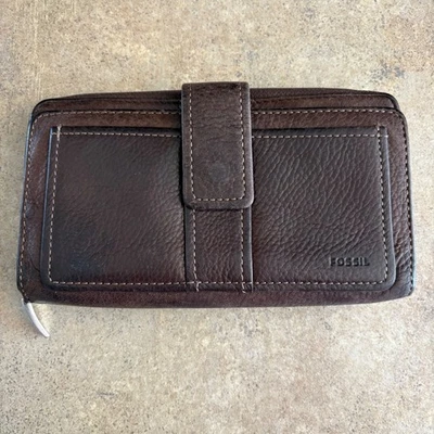 Cartera sin asas vintage de cuero marrón fósil con solapa a presión con cremallera alrededor de cuero Foto 1 de 4