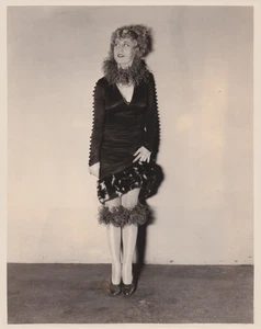 Foto de prensa de 1926 Leggy actriz Jane Arden modelos ligas de plumas de avestruz - Imagen 1 de 2