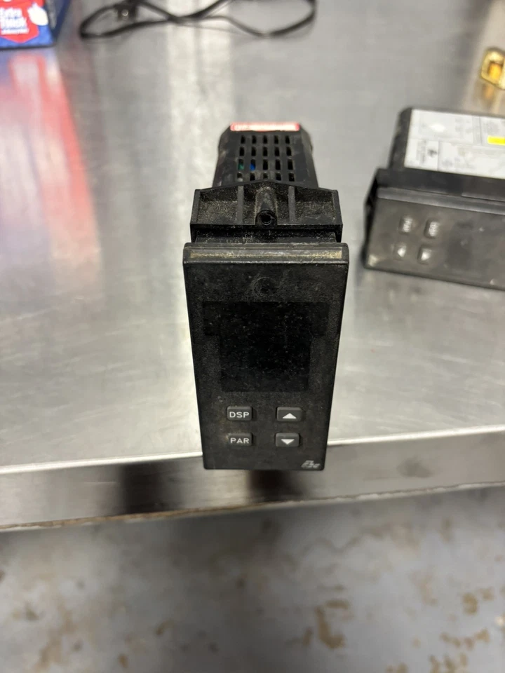 CONTROLADOR DE TEMPERATURA RED LION TCU01001 T214577 USADO Foto 1 de 3