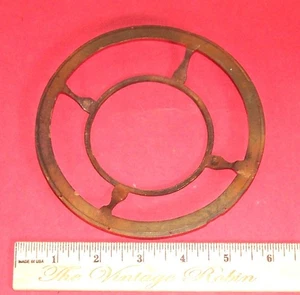 Antiker Messingguss Schirmhalter mit Prismenbefestigungslöchern für Öllampe - Bild 1 von 8