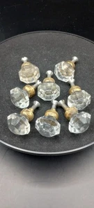Juego de 8 perillas de cajón antiguas victorianas de cristal pequeñas con herrajes de metal - Imagen 1 de 7