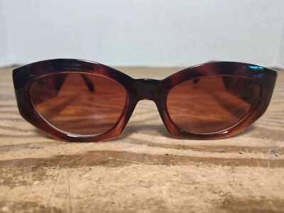 Винтажные коренастые черепаховые солнцезащитные очки с коричневыми градиентными линзами и золотым блеском - Изображение 1 из 4