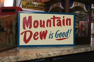 MOUNTAIN DEW IS GOOD SODA POP LETRERO DE METAL EN RELIEVE BOTELLA COQUE FUENTE GARAJE - Imagen 1 de 8