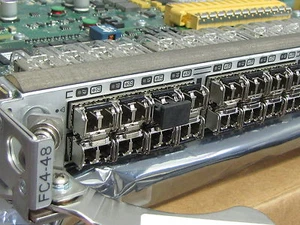 Brocade FC4-48 48 ports 4 Go BR-48000-0148, 40-0300165-07 105-000-028 & 48 SFP - Photo 1/6