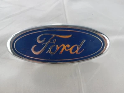 1988-1991 Ford Crown Victoria emblema grade dianteira E8ZB8C046 FABRICANTE DE EQUIPAMENTO ORIGINAL Vintage ORIGINAL - Imagem 1 de 4