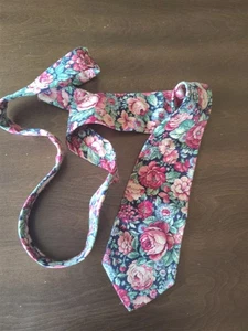 Rooster Cotton men's Tie, beige Pink Flowers on Blue W. 3.5" RARE Vintage - Picture 1 of 5