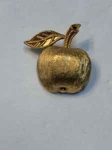 Spilla spilla gioielli vintage corona TRIFARI piccola MELA spazzolata testurizzata tono oro - Foto 1 di 8