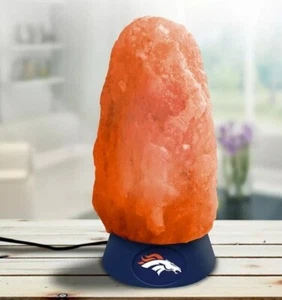 NFL Denver Broncos Lámpara de Sal del Himalaya Sal Roca Color Coral con Logotipo en Base Nueva - Imagen 1 de 6