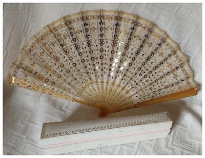 Antiguo abanico de encaje de tul París, damas francesas, lentejuelas doradas y plateadas, caja original Foto 1 de 4