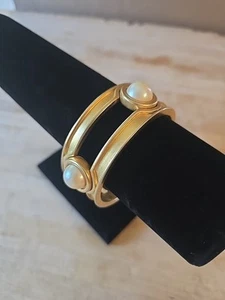 Vtg Elegant Satin Gilt MONET Faux Pearl Bangle Bracelet Deco Chic Weighty Petite - Picture 1 of 7