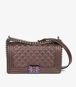 Bolso Chanel Iridiscente Acolchado Piel de becerro Mediano Le Boy - Imagen 1 de 13