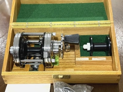 Embajador Abu Garcia vintage 75 aniversario Carrete de pesca 5000C en caja de madera + Más Foto 1 de 4