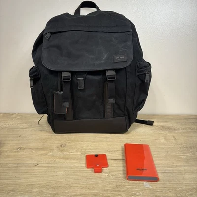 Mochila Jack Spade negra con cargador portátil Foto 1 de 4