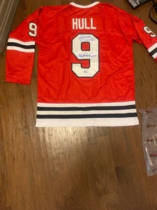 Von Bobby Hull signiertes rotes Chicago Blackhawks Trikot - BECKETT AUTHENTIFIZIERUNG - Bild 1 von 6