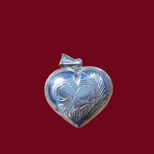 Corazón hinchado vintage de plata de ley con colgante grabado persiguiendo a mano 5 g - Imagen 1 de 6