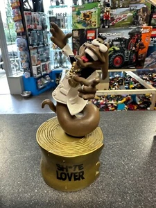 FIGURA DE LOS PREMIOS TOILET DE LOS TURDS: SH*TE LOVER, 2007 - Imagen 1 de 3