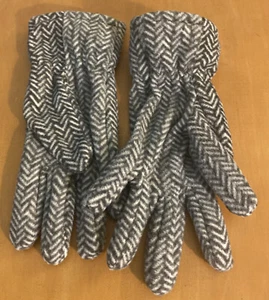 Cat & Jack Boy's Black & Gray Chevron Design Fleece Gloves Size 8-16 - Picture 1 of 3