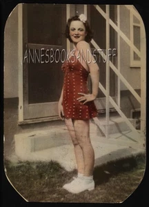 Foto grande COLOREADA A MANO DAMA VISTIENDO TRAJE DE BAÑO ROJO/BLANCO esquinas redondas - Imagen 1 de 3